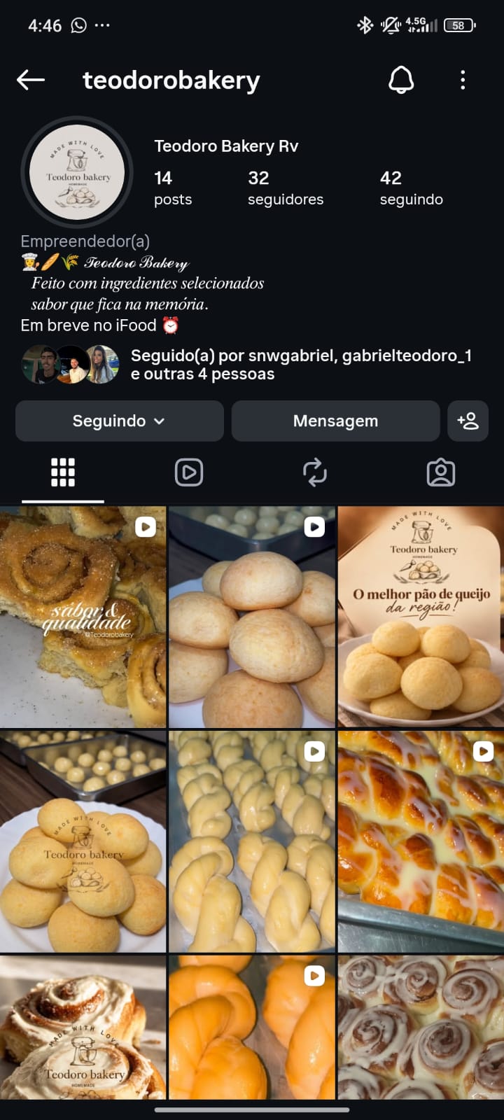 Bandeja de brioches trançados antes de ir ao forno